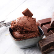 chocolate_ice_cream_scoops_with_pieces_of_chocolate_on_wooden_background