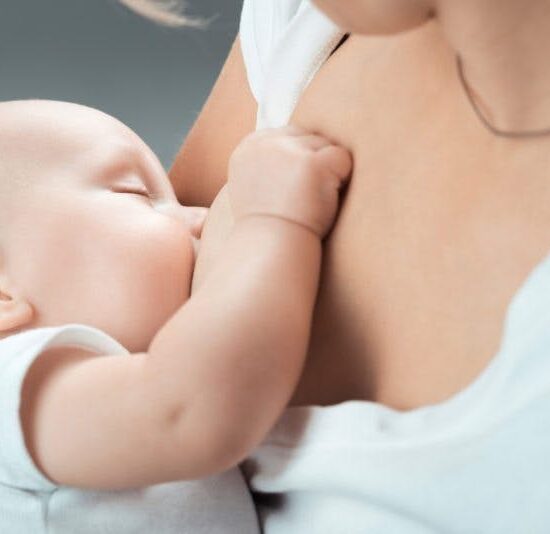 Iniciar la dieta cetogénica en lactantes con tratamiento de epilepsia refractaria manteniendo una dieta de leche materna.