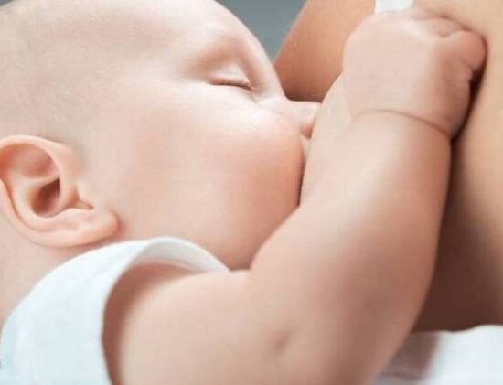 La lactancia materna y el estado de cetosis leve en los bebés.